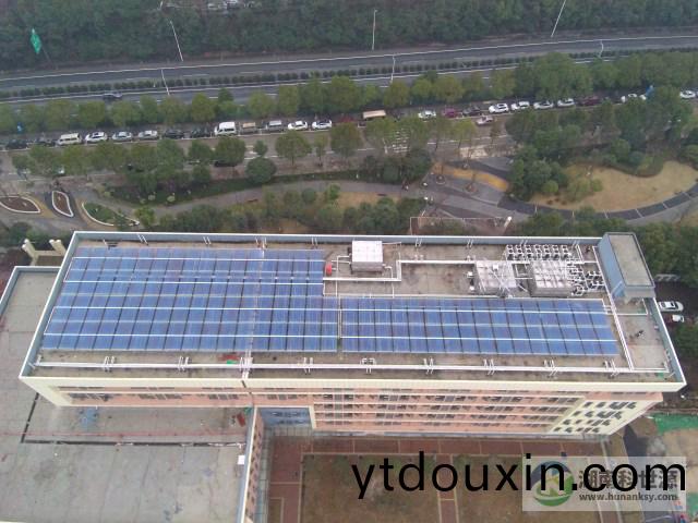 長(zhang)沙縣天達中學4#食(shi)堂及學生宿捨屋頂太陽能(neng)熱水係統工程