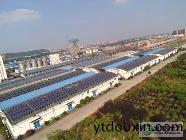 工(gong)廠屋頂太(tai)陽(yang)能光伏髮電係(xi)統(tong)