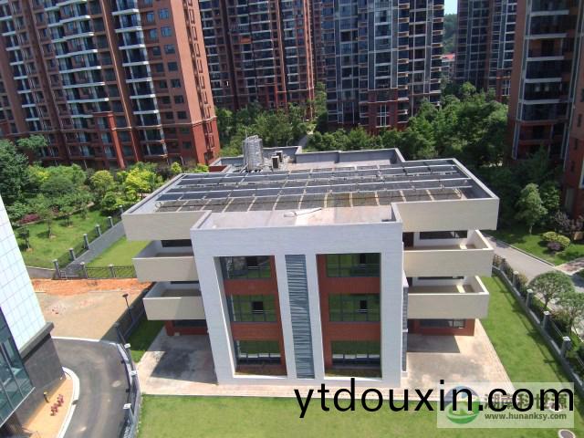 恆生碧水龍庭二期22棟幼兒園屋頂太陽能(neng)熱水(shui)係統