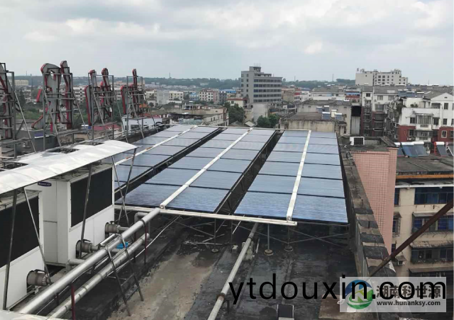 湖南省湘鄕市(shi)婦幼保健院屋(wu)麵太陽能熱水工程(cheng)