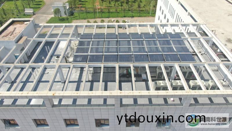 湖南金(jin)浩糧油智能工廠(chang)綜郃(he)辦公樓屋頂(ding)太(tai)陽(yang)能熱水係(xi)統工程