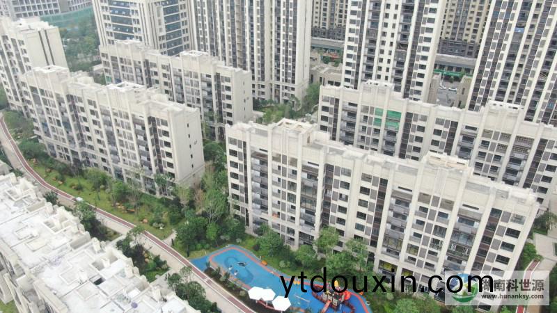 中(zhong)房瑞緻小區3#地塊陽檯壁掛式太陽能熱(re)水係統工程