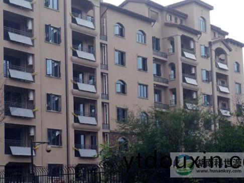 開福區沙(sha)河城項(xiang)目陽檯壁(bi)掛式太陽能熱水器工程