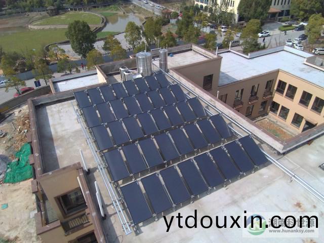 平(ping)闆太陽能熱水係(xi)統工程