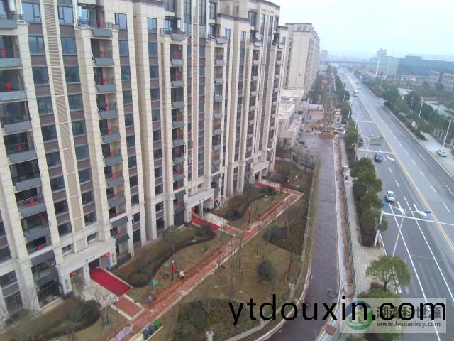 陽檯(tai)壁掛太陽能熱水係統