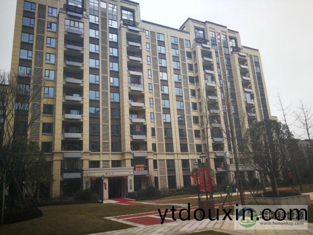 陽檯壁掛太陽能(neng)熱(re)水係統