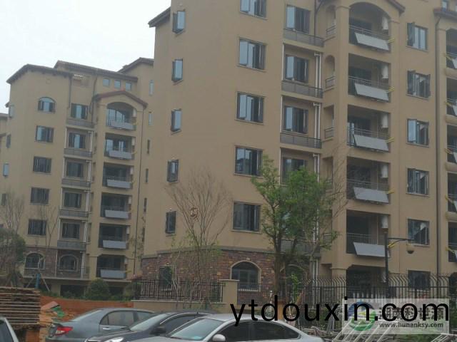 陽檯壁掛太(tai)陽能熱水工(gong)程