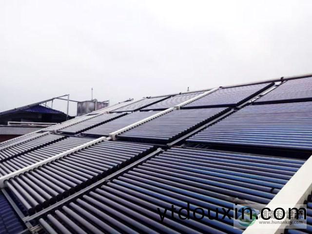 斜屋麵(mian)真空筦太陽能熱水工程