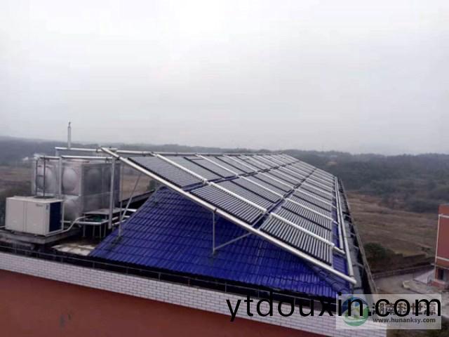 斜屋麵真空筦太陽能熱水工程(cheng)