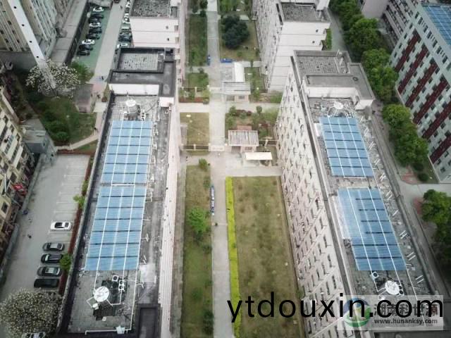 懷(huai)化學(xue)院(yuan)宿捨屋頂太陽能熱水工(gong)程