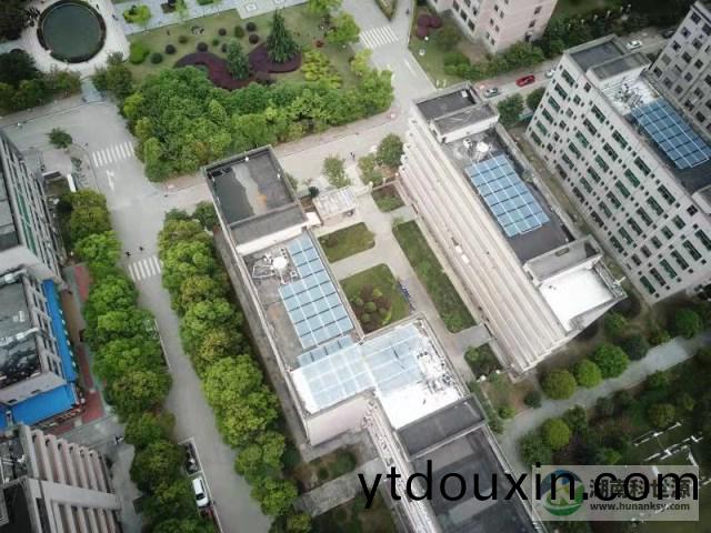 學校太陽能熱(re)水係統工程