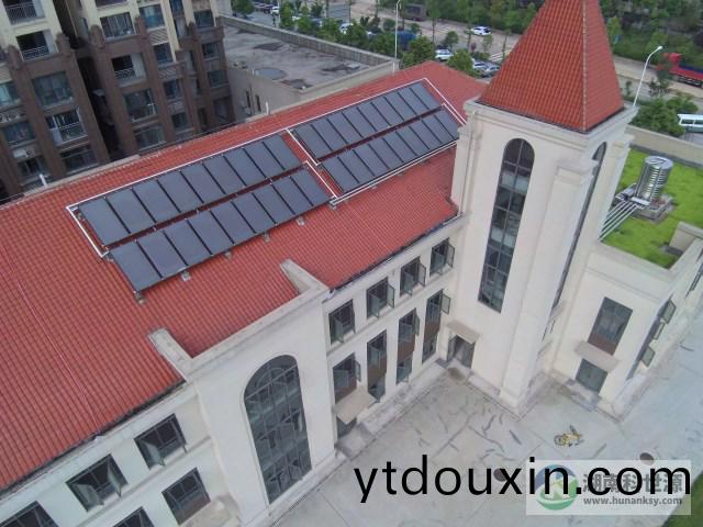 幼兒(er)園斜屋麵太陽能熱水工(gong)程(cheng)