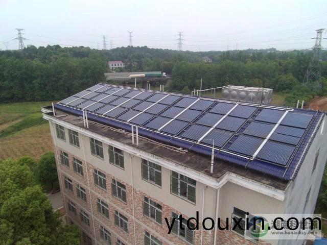學校(xiao)宿(su)捨屋頂(ding)太陽能熱水(shui)係統工程
