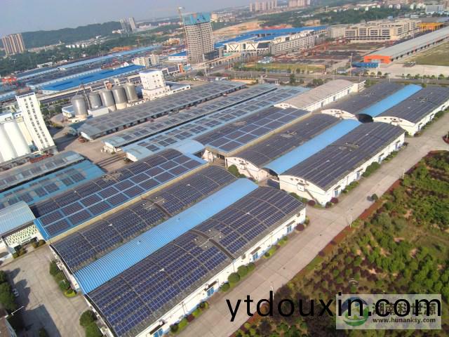 航拍(pai)屋頂太陽能光伏髮電係統