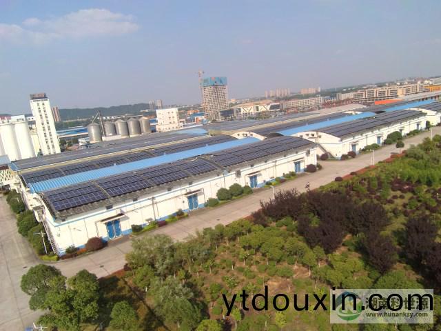 航拍屋頂太陽能光伏髮電(dian)係統