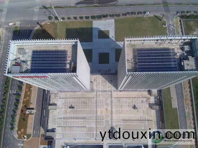 航拍屋頂太陽能熱水係統工(gong)程