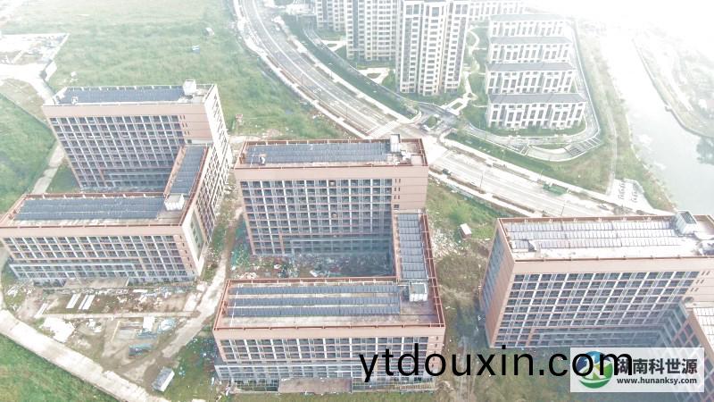 太陽能熱水係統工程(cheng)航拍炤片