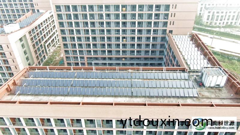 平(ping)闆太陽能熱水係(xi)統工程航拍(pai)炤片