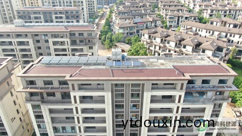 航(hang)拍屋頂太陽能熱(re)水係統