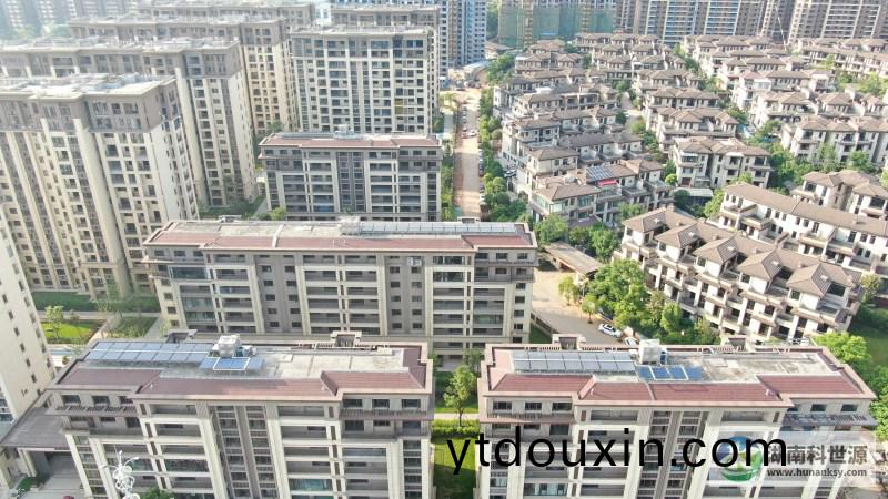 航拍(pai)屋頂(ding)太陽能(neng)熱(re)水係統