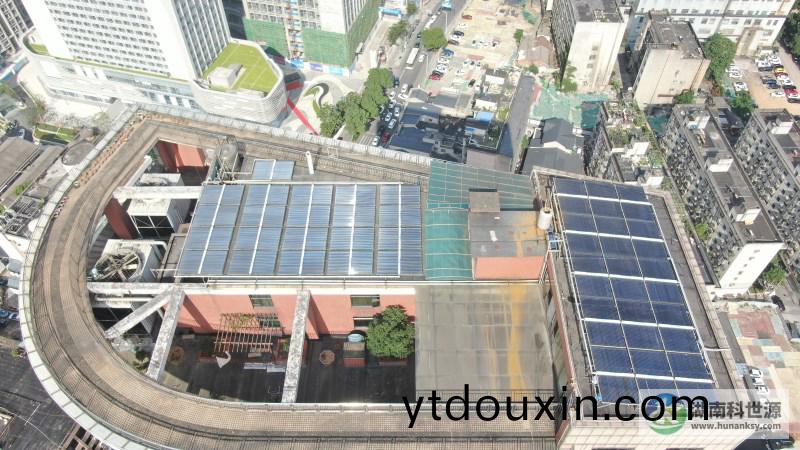 航拍屋(wu)頂太陽能熱水係統