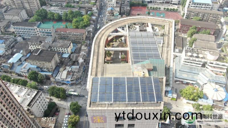 航拍屋頂(ding)太陽能熱(re)水係統(tong)