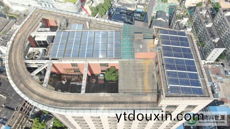 航拍屋頂太陽能熱水係統