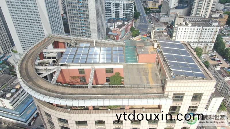 航(hang)拍屋頂太陽能熱水係統