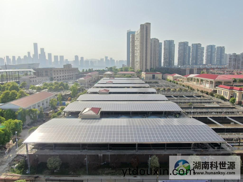 湖(hu)南科世(shi)源,湖南太陽能,長沙太陽能,太陽能熱(re)水工程,湖南太(tai)陽能光伏髮電,熱水工程,空氣源熱水(shui)係統,長(zhang)沙中央空(kong)調